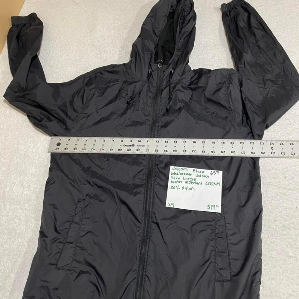 Volcom black windbreaker jacket unisex  Size L water resistant. SKU657